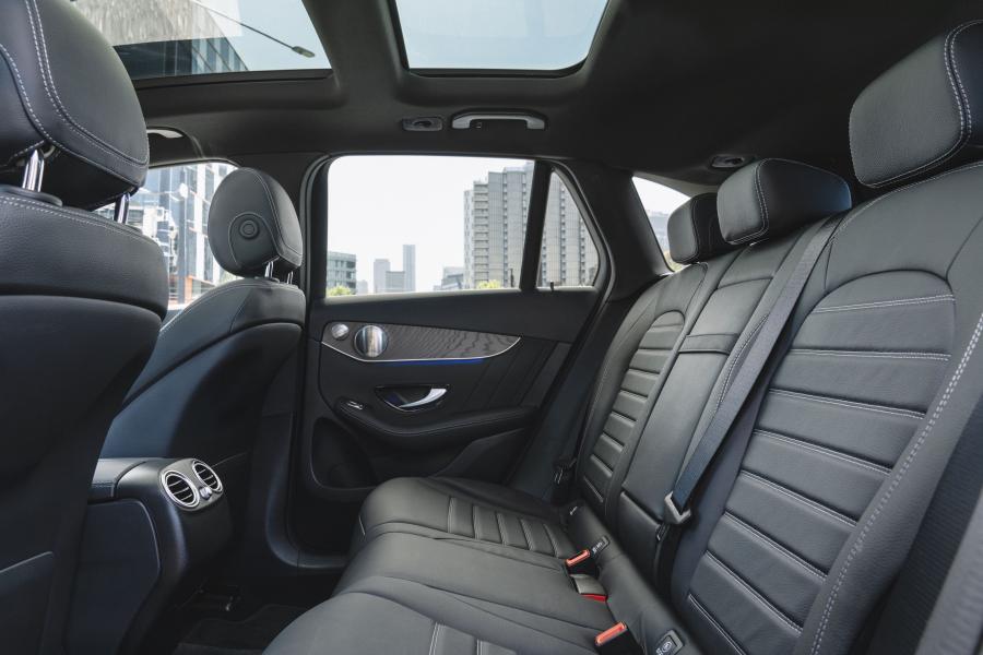 Интерьер Mercedes-Benz GLC200 AMG Line (X253) 2019 года  (AU) (фото 9 из 40)